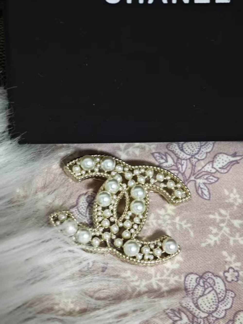 ℒAuthentic CHANEL CC Logo Pearl Brooch, Gold Tone, Openwork Design - Picture 2 of 4